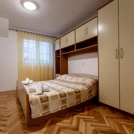 Apartman In Palit With Sea View, Terrace, Air Conditioning, Wi-fi